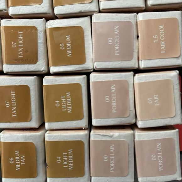 Huda Beauty Glowish Bright Light Hydrating Sheer Concealer all shades in stock - Picture 11 of 11